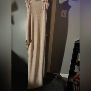 Beige sparkly dress w/ slit! Great for formal occasions ♥️ Brand New with tags.